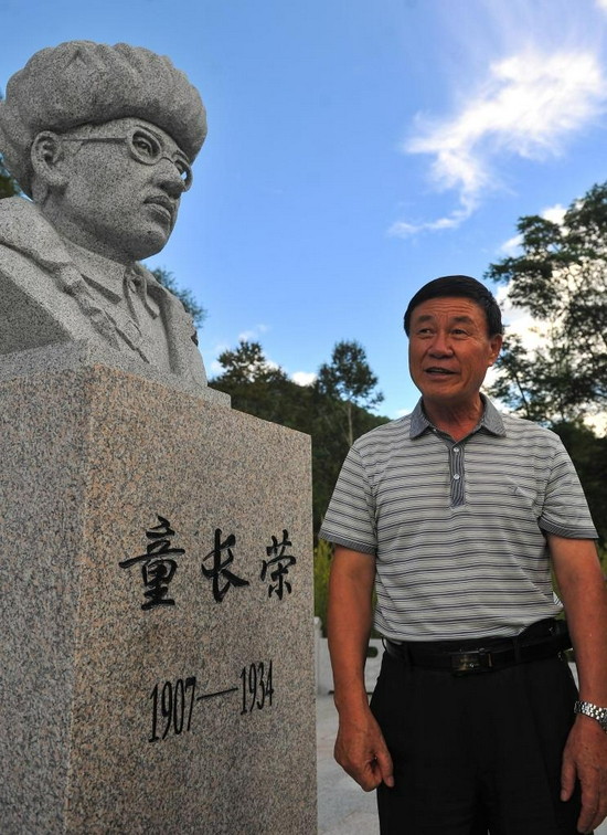 金春燮在童长荣烈士纪念碑前(2015年8月13日摄)。新华社记者许畅摄