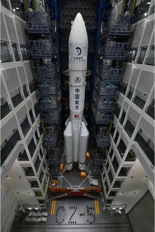 发射前合影 | 图片来源：中国航天报