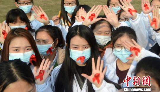 资料图:大学生呼吁消除艾滋病歧视。 孟德龙 摄