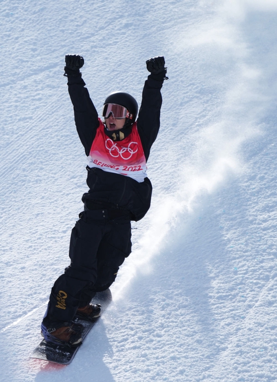 2月7日，中国选手苏翊鸣在北京冬奥会单板滑雪项目男子坡面障碍技巧决赛中。新华社记者杨世尧摄