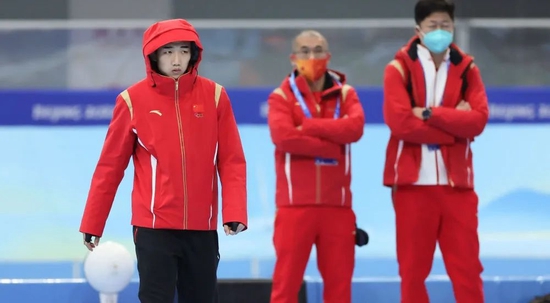 2月12日，中国选手高亭宇（左）在北京冬奥会速度滑冰男子500米决赛前。新华社记者兰红光摄