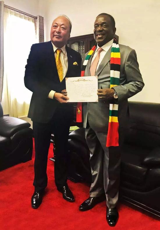 和津巴布韦总统合作。