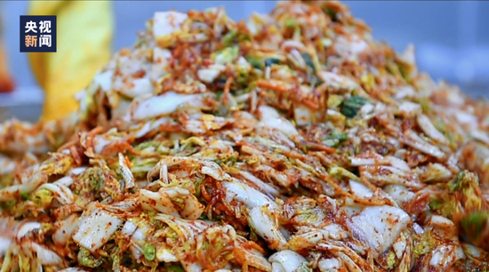 △成品泡菜一天裝箱出關，一天海路運輸，最快四天就能出現在南韓人的餐桌上。