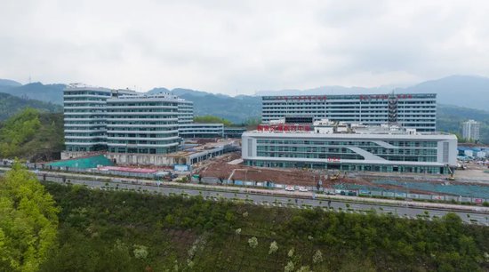  ▲建设中的江苏省人民医院重庆医院。记者 周禹 摄
