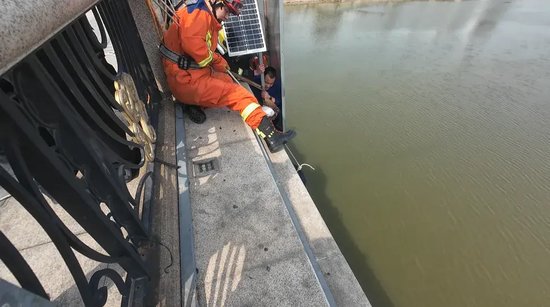  消防员寻找救援时机。图源：河南消防