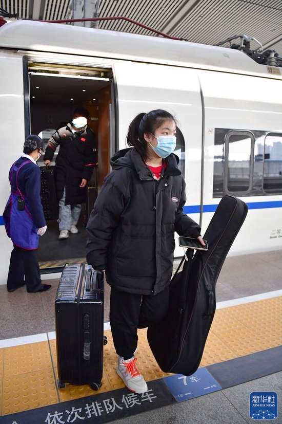 1月14日，学生乘坐专列抵达西安北站。