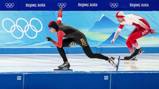 2月12日，中国选手高亭宇（左）在北京冬奥会速度滑冰男子500米决赛中。新华社记者王菲摄