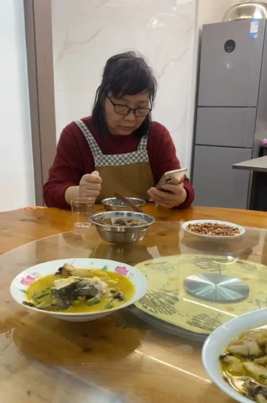 骆超然妈妈不停地给女儿打电话。新华社发