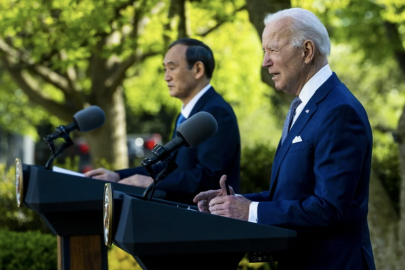 当地时间4月16日，拜登和菅义伟在白宫玫瑰园举行联合记者会