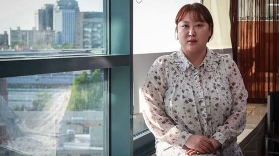 李孝琳为受害者提供心理辅导。来源:BBC