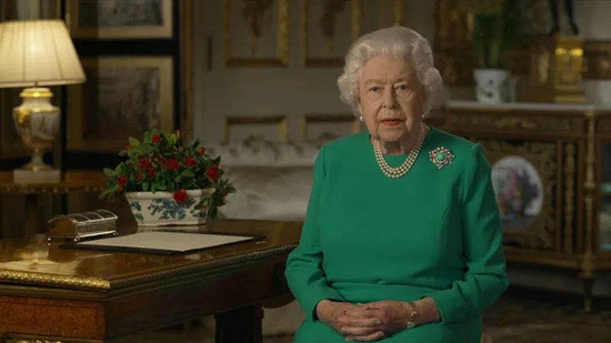 牛津大学这张女王画像被学生移除,英国教育部长急了