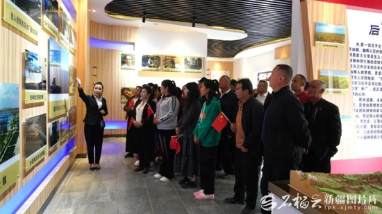 遊客在伽師縣飲水思源展示館參觀。阿力米熱·亞森攝