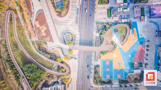  连接“都市运动”与“山野绿意”的空中走廊 记者 宋姿熠 摄