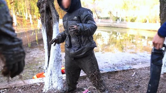 被解救出来后，小男孩一身泥。图源：江西消防