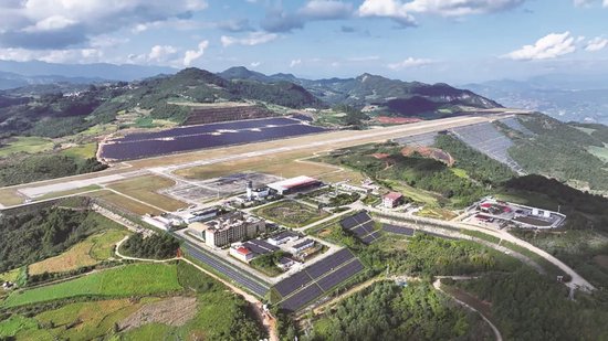  图为沧源佤山机场光伏发电项目。