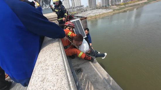  男子被成功救回。图源：河南消防