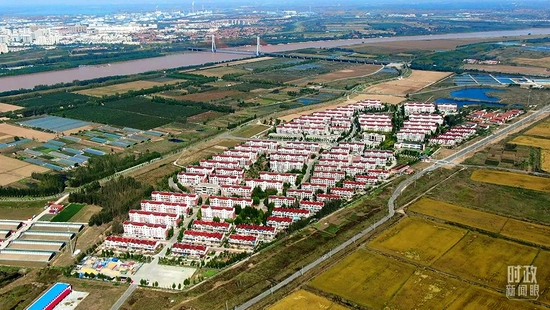 △俯瞰杨庙社区,黄河水从旁边流过。(总台记者张鹏拍摄)