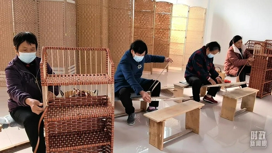 △杨庙社区成立草编合作社,老年人通过手工编织屏风、鞋架等实现在家门口就业。(总台央视记者杨松涛拍摄)
