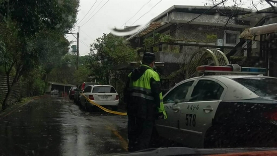 何姓男子被发现是因枪击致死后,警方回到小区并封锁案发现场。图自台湾“中时新闻网”