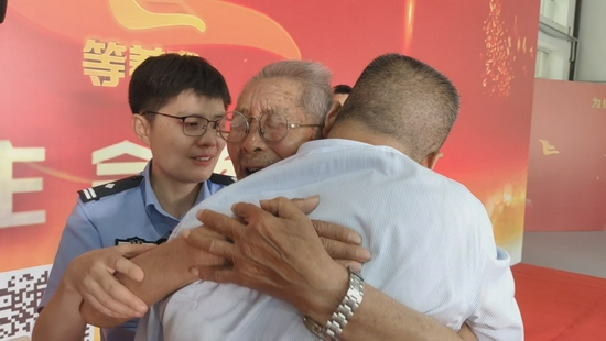 6月8日，90岁的罗凤坤与失散58年的儿子相认。
