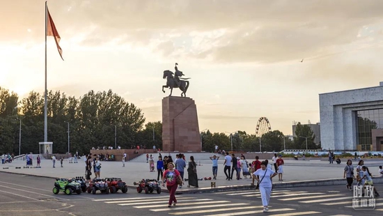  △吉尔吉斯斯坦首都比什凯克的市政路网改造，由中方援建。（图/视觉中国）