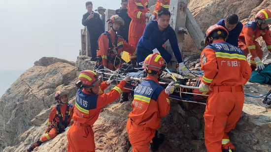 消防员将被困男子转移上岸。图源：广东消防