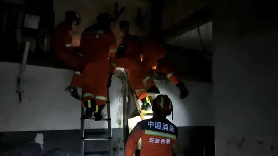  消防员展开救援。图源：安徽消防