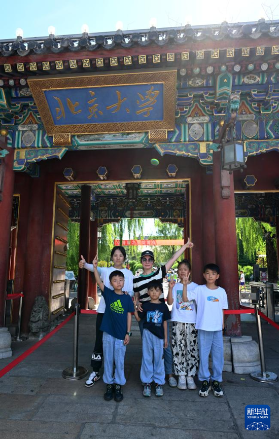 7月8日，来自广东深圳的游客在北京大学西门留影。