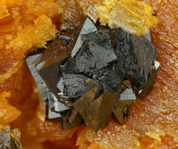 湖南常德發現 與雄黃共生的硫砷銻鉈礦 圖自：mindat.org