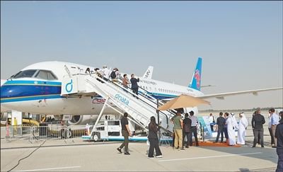 航展期间，等待参观C919的观众。本报记者 张志文摄