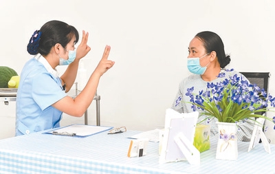 在全国养老护理职业技能大赛合肥市选拔赛上,选手在实操能力考核中,演示为老人进行认知训练。