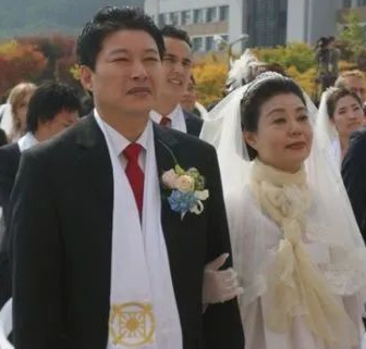  ·2008年，朴槿令（前右）与比自己小14岁的前白石文化大学教授申东旭结婚。
