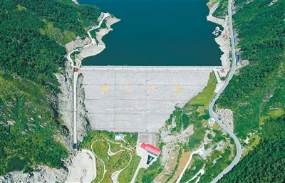  图为引大济湟工程重要组成部分——黑泉水库。 本报记者  曹继炜摄
