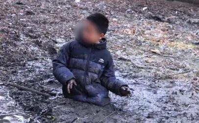 小男孩被困现场。图源：江西消防