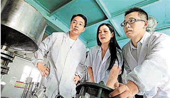 传化集团党员攻关小组在车间查看产品质量。 记者 邵全海 摄