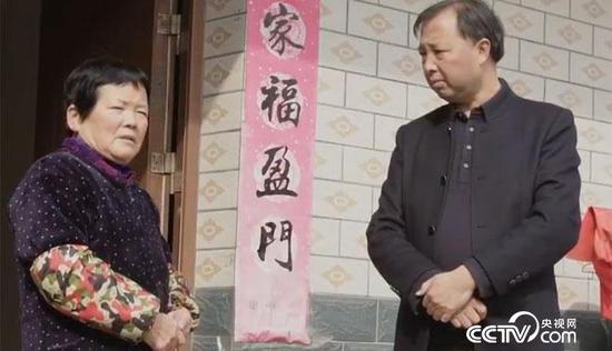 (和村民在一起)