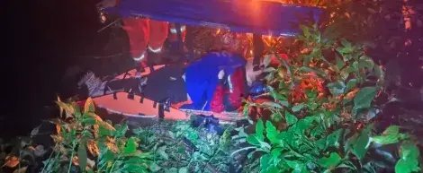 消防员为受伤男子挡雨。图源：湖南消防