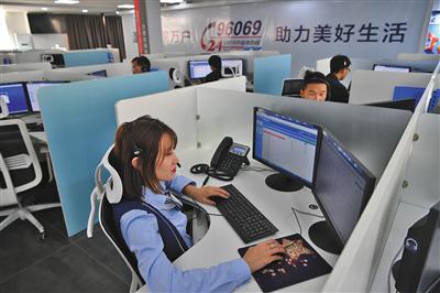 昨日上午,热力集团96069客服热线中心,接线员正在接听市民热线。