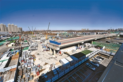 北京城市副中心站综合交通枢纽正在紧张建设中，计划2024年底完工