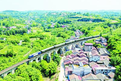 新中国70年发展成就具有世界历史意义 成渝铁路王二溪大桥采用了中国传统的石拱桥建造技术,是国内少有的铁路石拱桥。新华社发