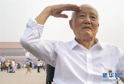 张富清老人在北京天安门广场向人民英雄纪念碑敬礼(7月27日摄)。 新华社记者 熊琦 摄