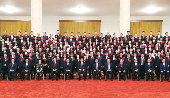 2020年9月8日,全国抗击新冠肺炎疫情表彰大会在北京人民大会堂隆重举行。会前,习近平等党和国家领导人会见国家勋章和国家荣誉称号获得者,全国抗击新冠肺炎疫情先进个人、先进集体代表等,并同大家合影留念。 新华社记者 黄敬文/摄