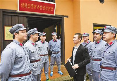 毛浩夫(右四)在为参观者讲解。资料照片