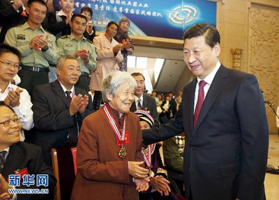 2013年9月26日,中共中央总书记、国家主席、中央军委主席习近平在北京会见第四届全国道德模范及提名奖获得者。这是习近平同全国道德模范龚全珍亲切交谈。新华社记者 鞠 鹏摄