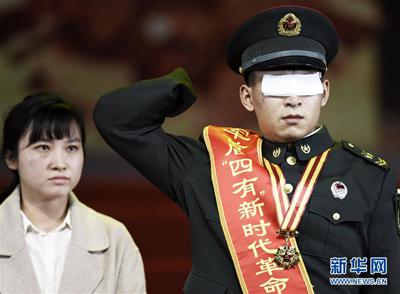 2019年1月,在陆军首届“四有”新时代革命军人标兵颁奖仪式上,杜富国敬军礼。新华社记者 张永进 摄