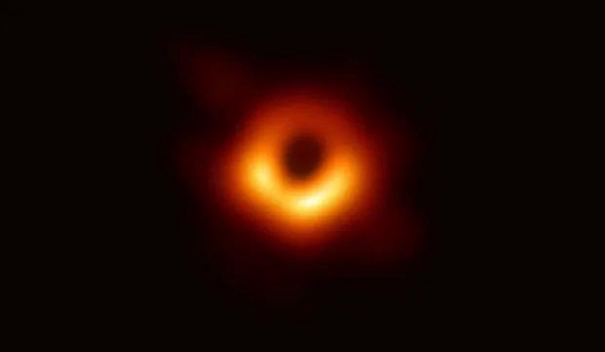 △M87中心黑洞照片(EHT合作组织提供)