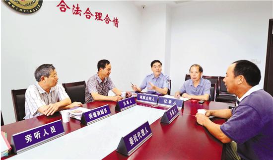 枫桥“老娘舅”调解纠纷。 徐德文 摄