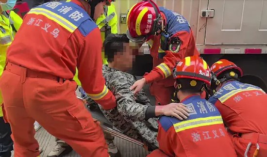  消防员成功将司机救出。图源：浙江消防