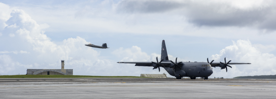 F-22和C-130J。图片来源:美国安德森空军基地官网