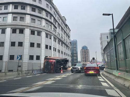 今早广州人民路高架桥货车翻车!大半车身翻出